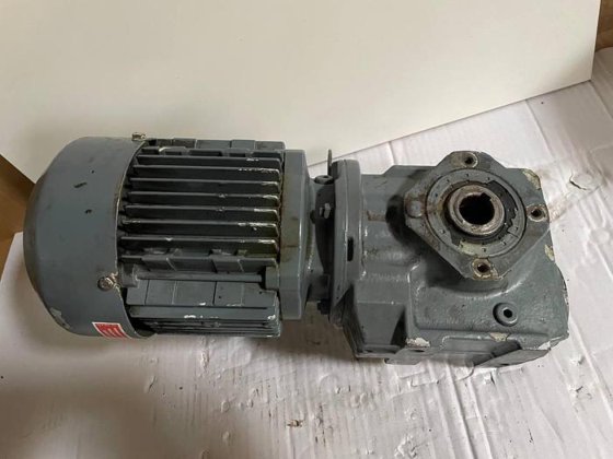SEW-EURODRIVE Bruchsal 3 ∼ IEC 34 SA37 DT71D4 90.1196252601.0001.07 (photo 1 of 11)